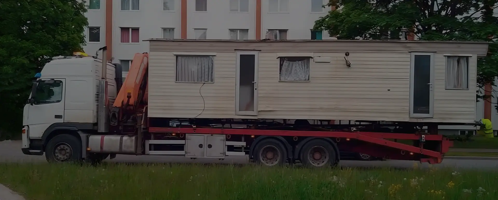 Получить онлайн цены на доставку низким тралом дом вагона в городе Ижевск (Приволжский округ - Удмуртская Республика-Удмуртия) на сайте самостоятельно